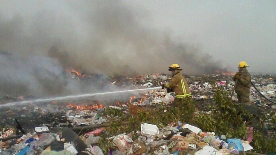 Continúan sofocando el fuego en Las Calabazas