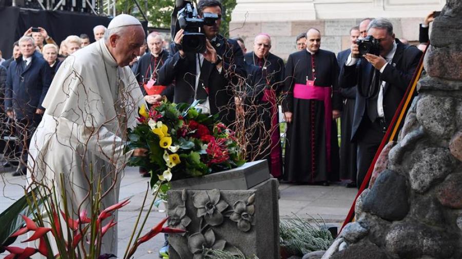 El papa Francisco honra a víctimas del holocausto en Lituania