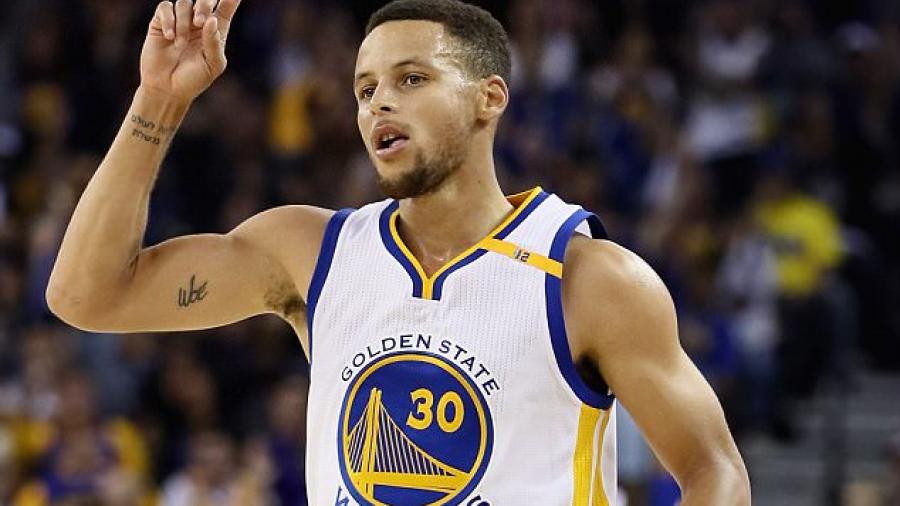 Curry recibe multa millonaria por agredir a árbitro