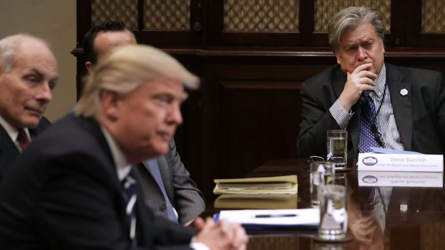 Acusan a ex asesor de Trump de lavado de dinero para muro fronterizo