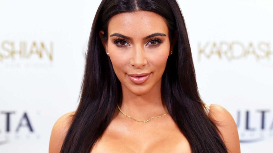 Kim Kardashian posa en topless