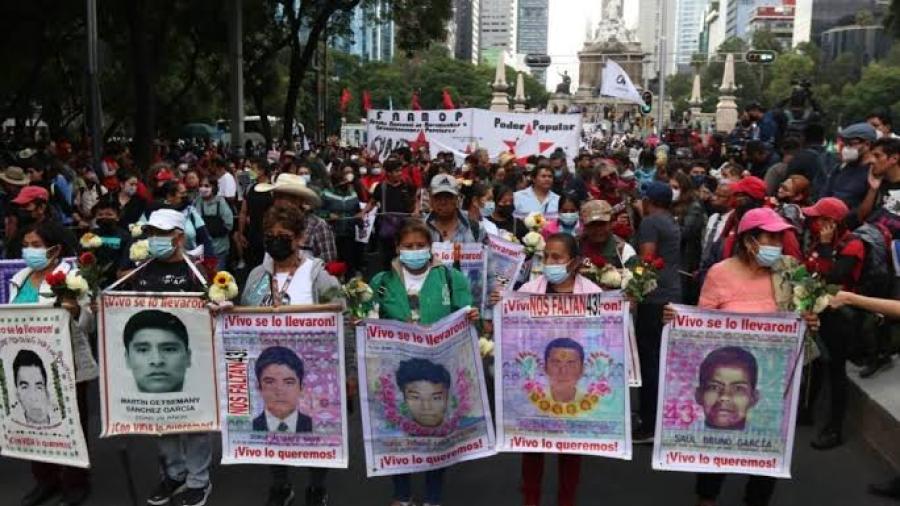 Concluye marcha por los 43 de Ayotzinapa, con peticiones de justicia
