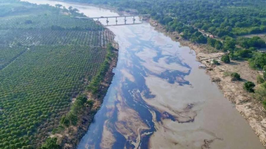 Pemex intensifica labores de remediación ambiental en el río Pantepec, Veracruz