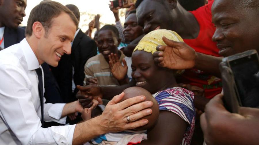 Entre protestas y ataques, Macron inicia gira por África 