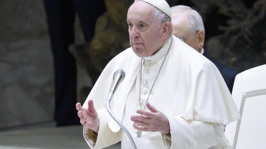 El papa defiende la bendición de parejas homosexuales y descarta la posibilidad de renuncia