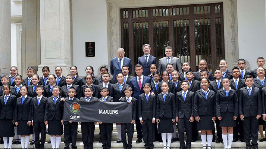 EPN recibe a infantes ganadores de olimpiada