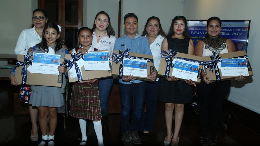 Premian a los ganadores del XXIV Concurso Nacional de Dibujo y Pintura