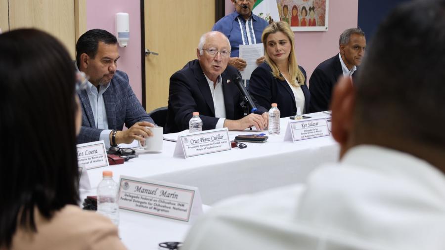 Es una ofensa para México la colocación de boyas: Ken Salazar