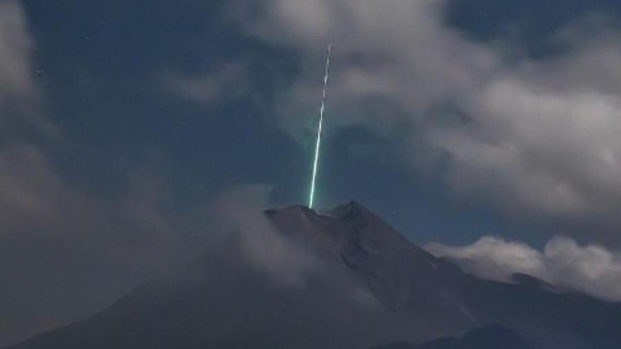 Cae meteoro sobre el volcán más activo de Indonesia