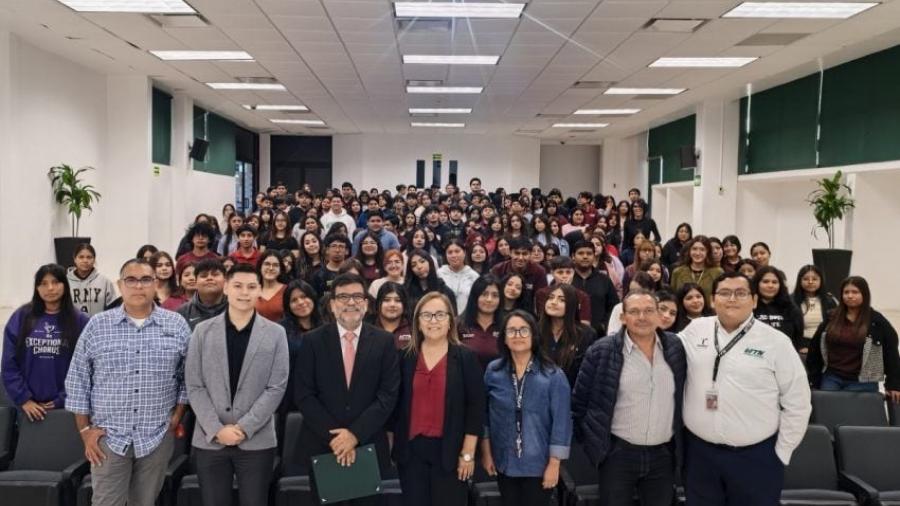 Fortalece UTTN su educación con análisis del T-MEC, logística y comercio internacional