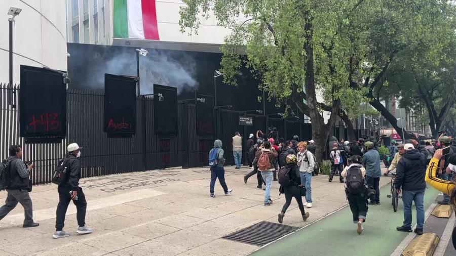 Normalistas de Ayotzinapa lanzan petardos contra la sede del Senado en protesta 